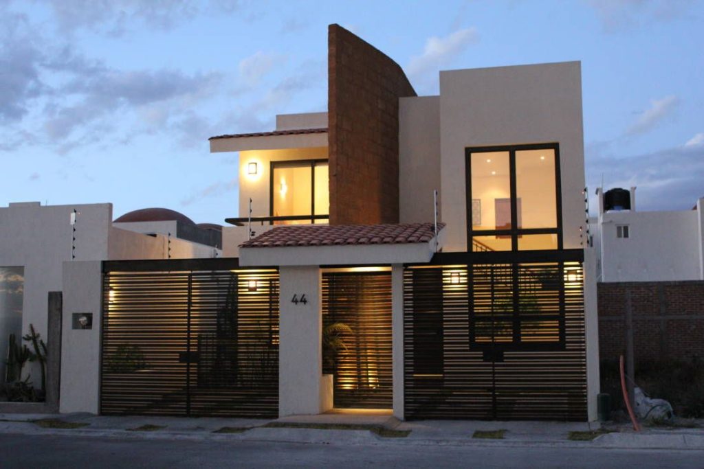 casas bonitas con portón